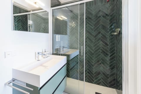 SUPERIOR DELUXE DOUBLE/TWIN ROOM WITH ROOM VIEW | Bathroom | Shower, free toiletries, hair dryer, bidet