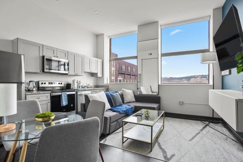 Full-size fridge, microwave, oven, stovetop