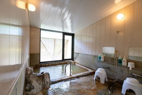 Towels, shampoo, toilet paper