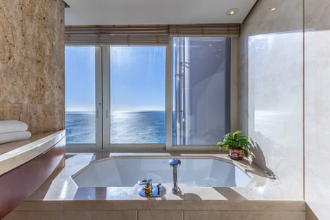 Deluxe Room With Sea View | Bathroom | Free toiletries, towels, soap, shampoo