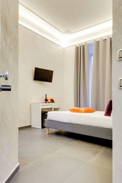 Classic Double Room | Hypo-allergenic bedding, minibar, soundproofing, iron/ironing board