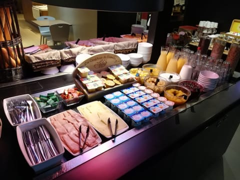 Daily buffet breakfast (EUR 14.90 per person)