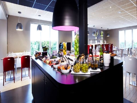 Breakfast, lunch and dinner served