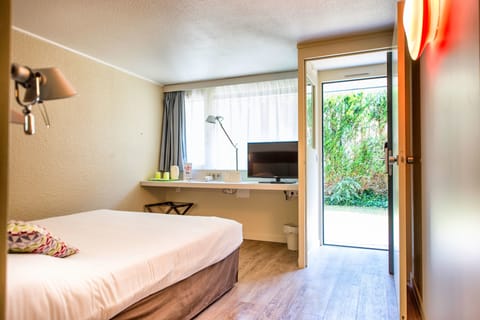 Standard Room, 1 Double Bed | Individually furnished, desk, blackout drapes, soundproofing