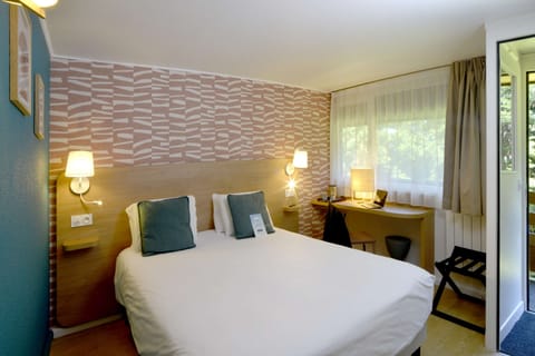 Individually furnished, desk, laptop workspace, blackout drapes