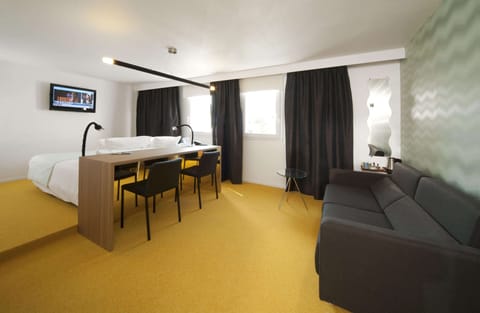 1 bedroom, premium bedding, desk, laptop workspace