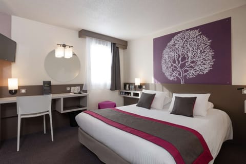 1 bedroom, premium bedding, desk, laptop workspace