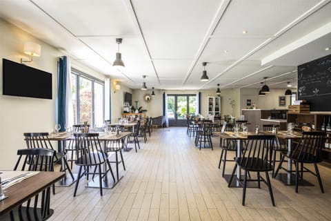 Breakfast, lunch, dinner served; French cuisine 