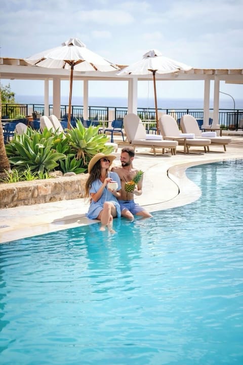 2 outdoor pools