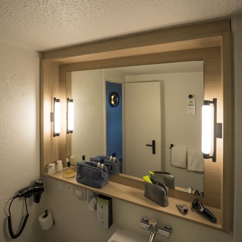 Premium bedding, desk, blackout drapes, soundproofing