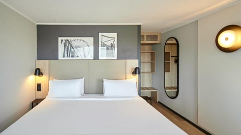 Superior Room, 1 King Bed | Premium bedding, desk, blackout drapes, rollaway beds