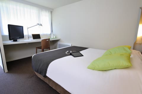 Standard Room, 1 Double Bed | Desk, laptop workspace, blackout drapes, soundproofing