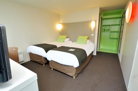 Standard Room, 2 Twin Beds | Desk, blackout drapes, free WiFi, bed sheets