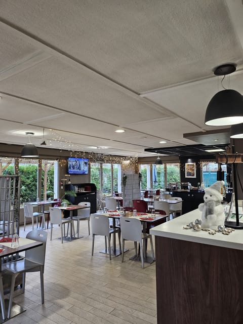 Breakfast, lunch, dinner served; French cuisine