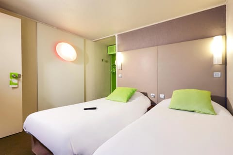 Standard Room, 2 Twin Beds | Premium bedding, desk, blackout drapes, iron/ironing board