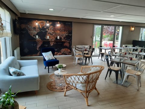 Breakfast, lunch, dinner served; French cuisine 