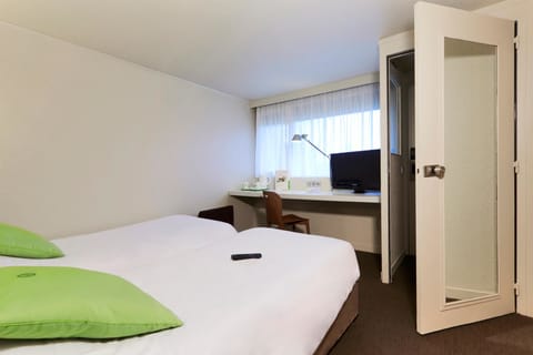 Standard Room, 2 Twin Beds | Premium bedding, desk, blackout drapes, iron/ironing board