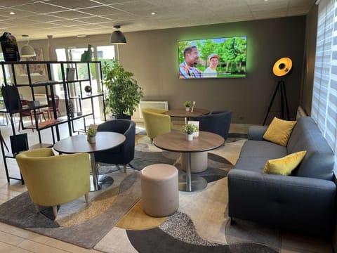 Serves lunch and dinner