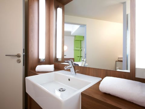 Combined shower/tub, eco-friendly toiletries, hair dryer, towels