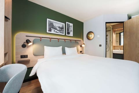 Standard Room, 1 Queen Bed | Premium bedding, desk, blackout drapes, soundproofing