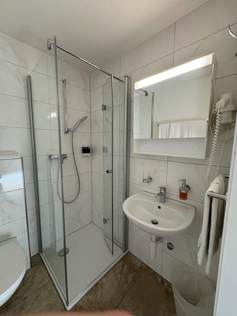 Deluxe Triple Room | Bathroom | Shower, hair dryer, towels, soap
