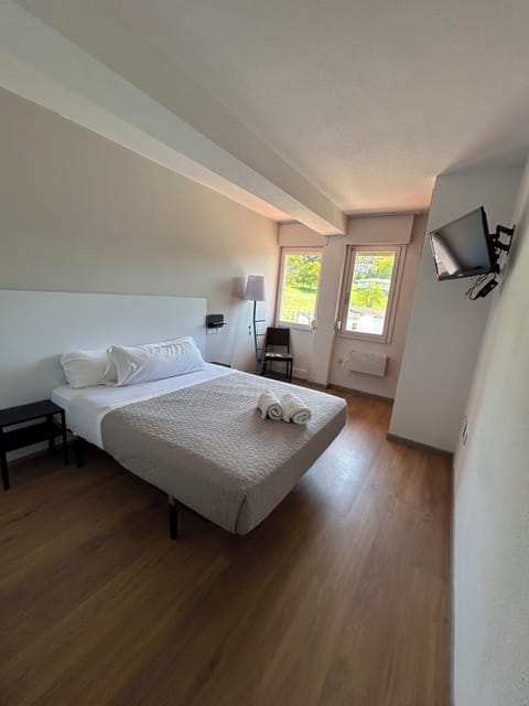Twin Room, Garden View | Laptop workspace