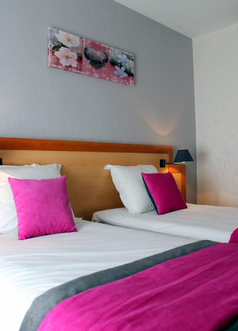 Superior Twin Room | In-room safe, soundproofing, free cribs/infant beds, rollaway beds