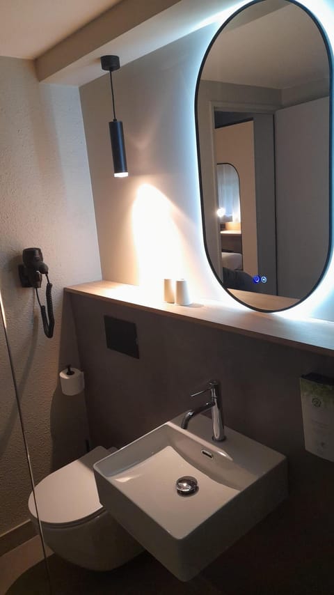 Standard Room, 2 Twin Beds | Accessible bathroom