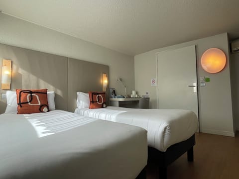 Comfort Twin Room | Premium bedding, desk, laptop workspace, blackout drapes