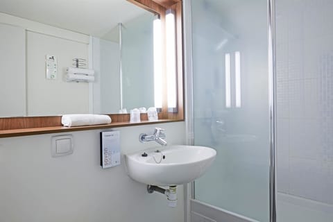 Combined shower/tub, eco-friendly toiletries, hair dryer, towels