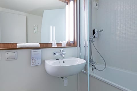 Combined shower/tub, eco-friendly toiletries, hair dryer, towels