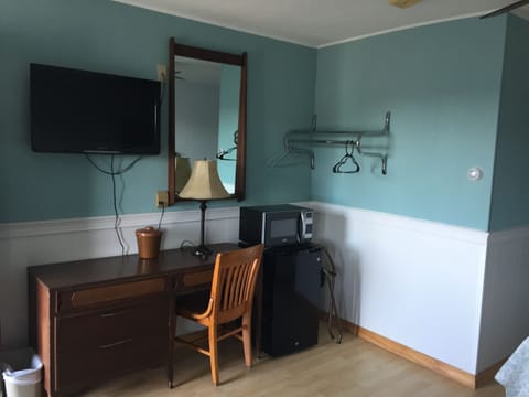 Classic Room, 2 Double Beds | Desk, free WiFi, bed sheets