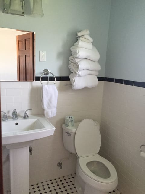 Classic Room, 1 King Bed | Desk, free WiFi, bed sheets