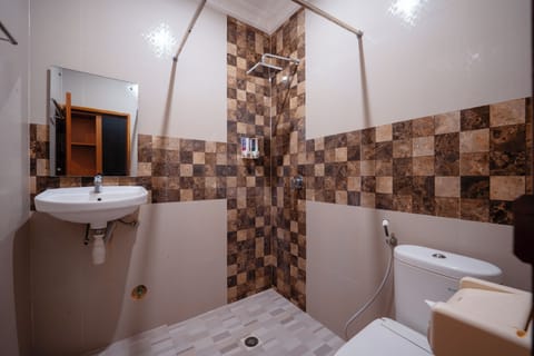 Deluxe Room, 1 Queen Bed, Non Smoking | Bathroom | Shower, free toiletries, towels