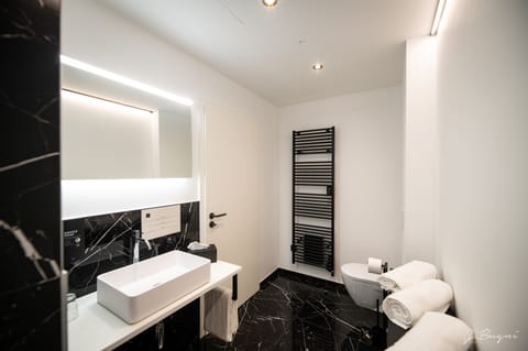 Bathtub, free toiletries, hair dryer, towels