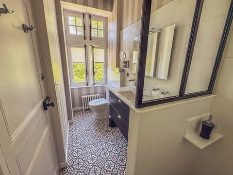 L'invitation au Voyage | Bathroom | Hair dryer, towels, soap, shampoo