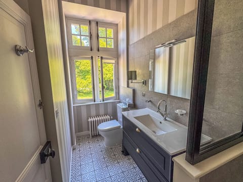 La Pavane | Bathroom | Hair dryer, towels, soap, shampoo