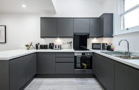 House, 4 Bedrooms | Private kitchen