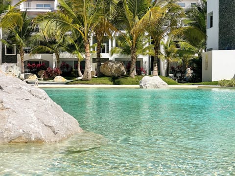 5 outdoor pools, open 8:00 AM to 8:00 PM, sun loungers