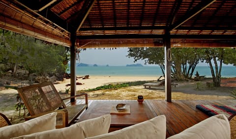 Family Double Room, Beachfront | Living area