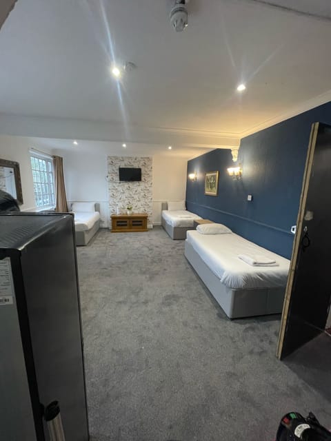 Basic Triple Room | Iron/ironing board, free WiFi