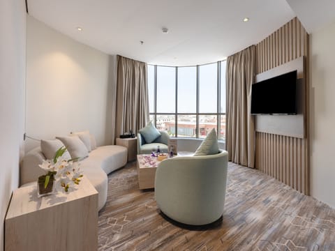 Deluxe Studio Suite, 1 King Bed | In-room safe, laptop workspace, blackout drapes, iron/ironing board