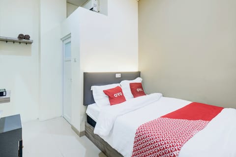 Deluxe Double Room | Desk, bed sheets