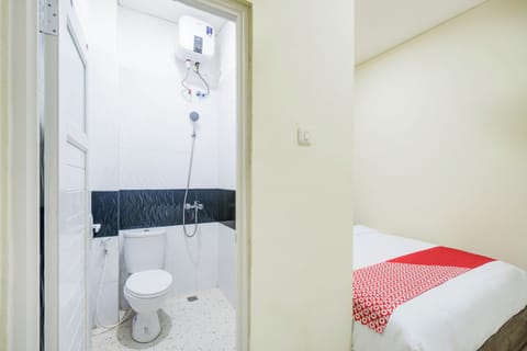 Deluxe Double Room | Bathroom | Shower, free toiletries, towels, soap