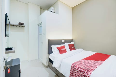 Deluxe Double Room | Desk, bed sheets