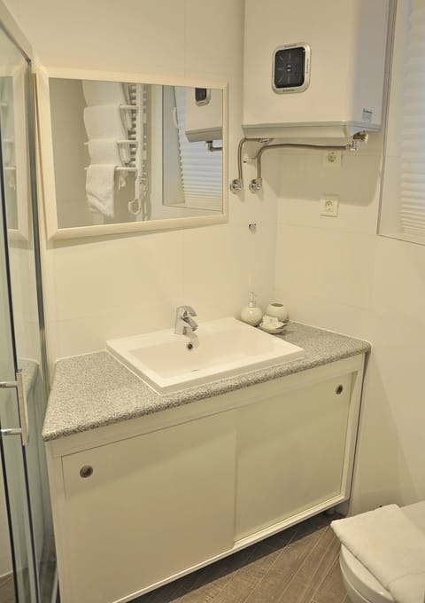 Room, 1 Bedroom, Smoking | Bathroom