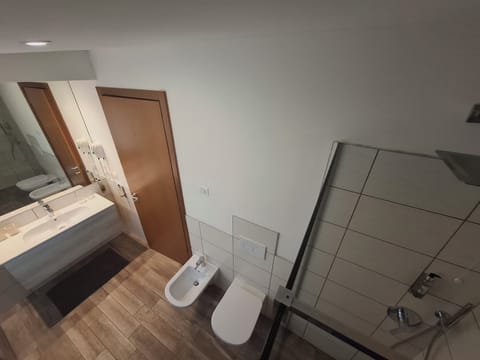 Deluxe Studio Suite | Bathroom | Hair dryer, bidet, towels
