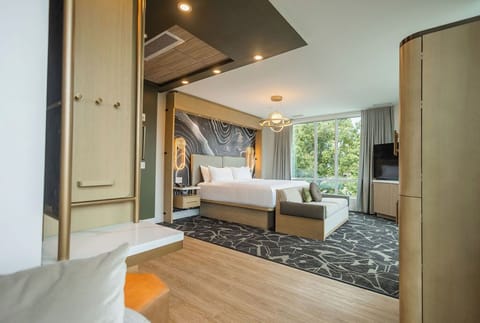 Suite, Corner (Kirkwood) | In-room safe, laptop workspace, blackout drapes, iron/ironing board