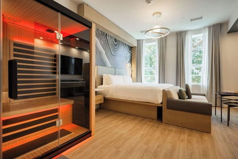 Suite (Wellness King) | In-room safe, laptop workspace, blackout drapes, iron/ironing board