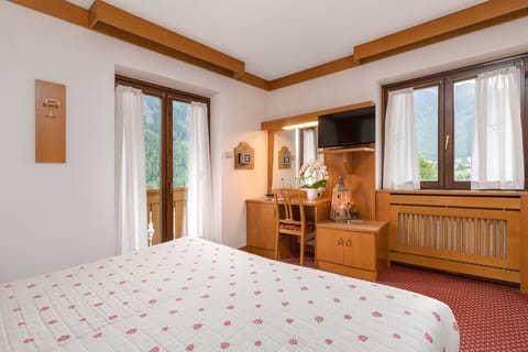 Double or Twin Room | In-room safe, desk, WiFi, bed sheets